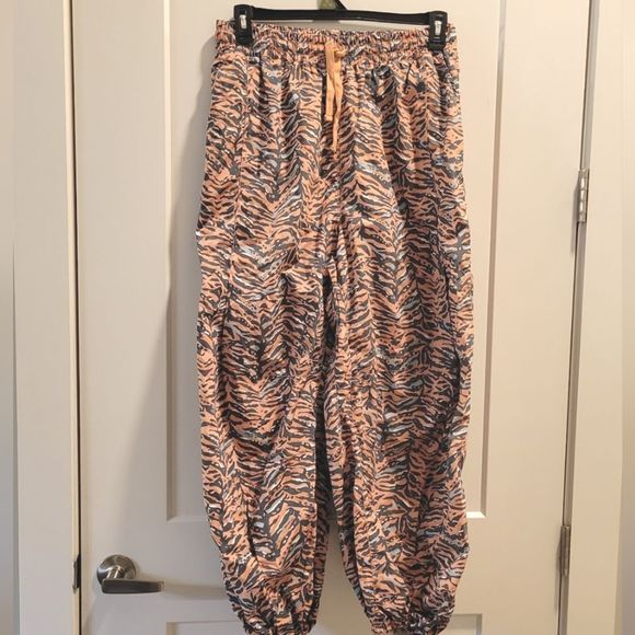 Free People Movement Zephyr Printed Pants Camel Combo Size Large NWOT - Picture 4 of 8